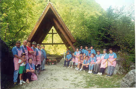 Il gruppo in posa davanti alla chiesa